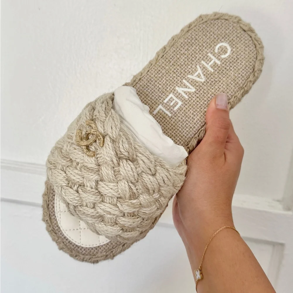 CHANEL Natural Beige Braided Mesh Pouch with Gold Logo Zip - Picture 4 of 6